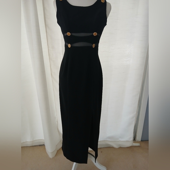 Elegant Black Sleeveless Dress - Picture 1 of 11